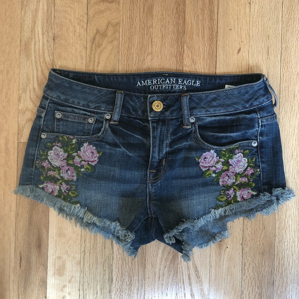 Jean shorts with floral embroidering